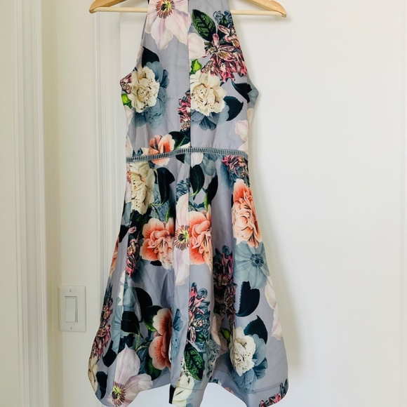 Floral dress with tags attached - Picture 5 of 6